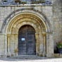 Saint-Jeanvrin : L'église Saint-Georges, Le beau portail ouest est orné de chapiteaux à entrelacs et feuillages. L’église abrite un remarquable mobilier : Vierge de pitié du XVe siècle, tombeau et vitrail d’un sire de Blanchefort vers 1540, fresque et tri